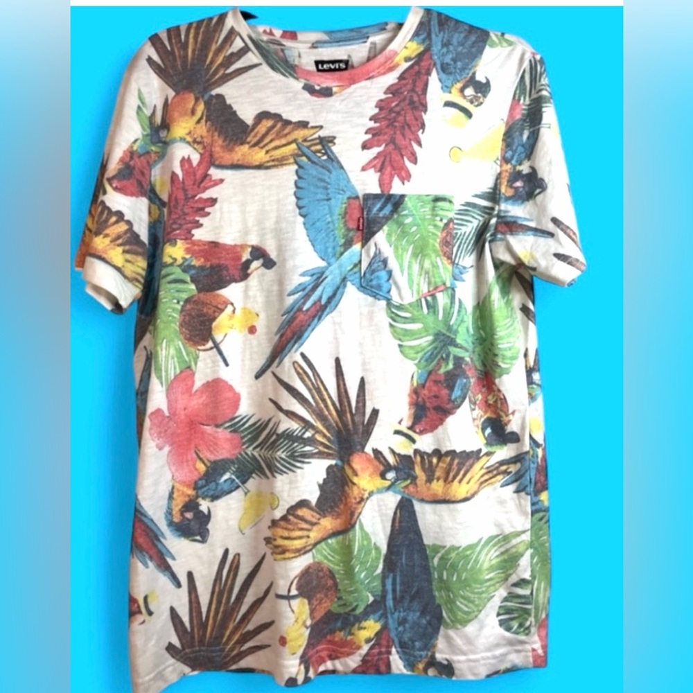 LEVI’S Tropical Parrot vibrant Graphic Tee with classic pocket